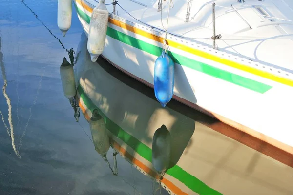 Barco Refleja Agua —  Fotos de Stock