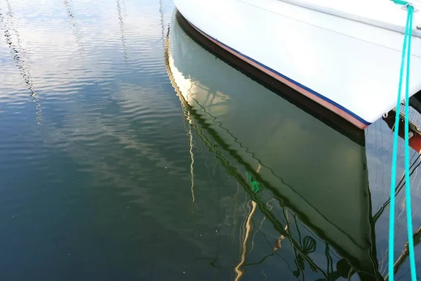 Båt Reflekteras Vattnet — Stockfoto