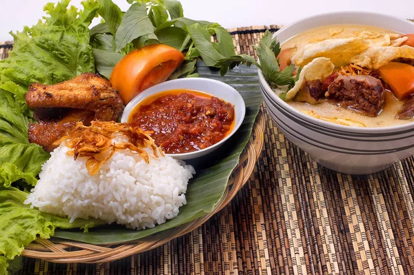 Makanan Tradisional Indonesia Sup Ayam Goreng Dan Oxtail — Stok Foto