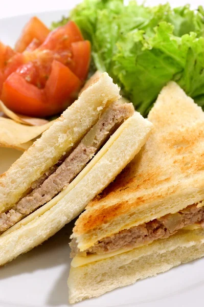 Sandwich Gemaakt Van Brood Vullen Met Vlees Geserveerd Met Tomaat — Stockfoto