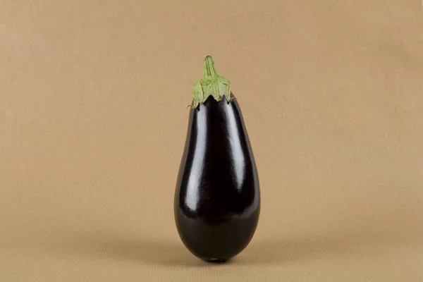 Photographie Minime Nature Morte Aubergines Isolées Sur Papier Kraft — Photo