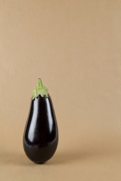 Minimale Stillleben Fotografie Auberginen Isoliert Auf Kraftpapier — Stockfoto