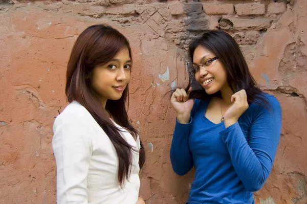 Zwei Junge Asiatische Mädchen Freien Tragen Weißen Anzug Und Blaues — Stockfoto