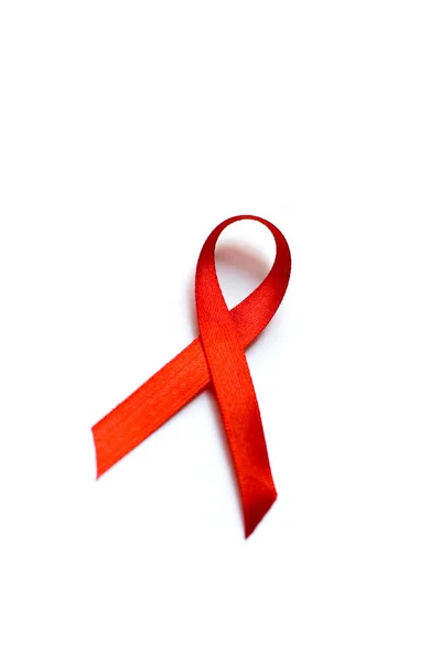 红丝带 是艾滋病的别针 — 图库照片