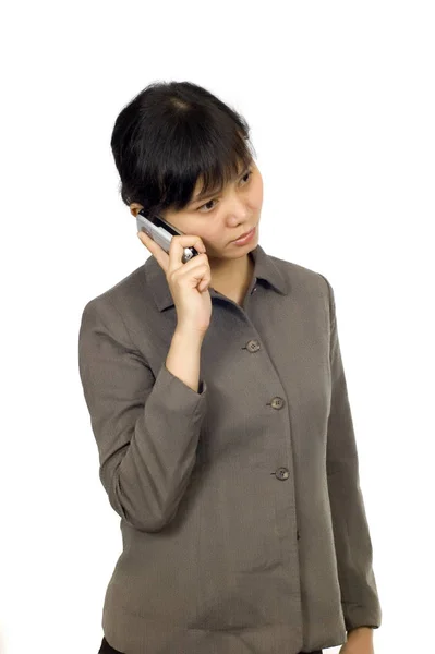 可愛いアジア系女性携帯電話で悪い知らせを聞いて — ストック写真