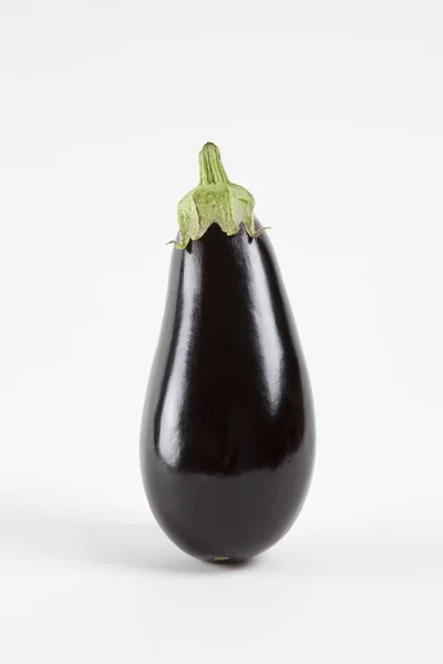 Photographie Nature Morte Aubergine Isolée Sur Fond Blanc — Photo