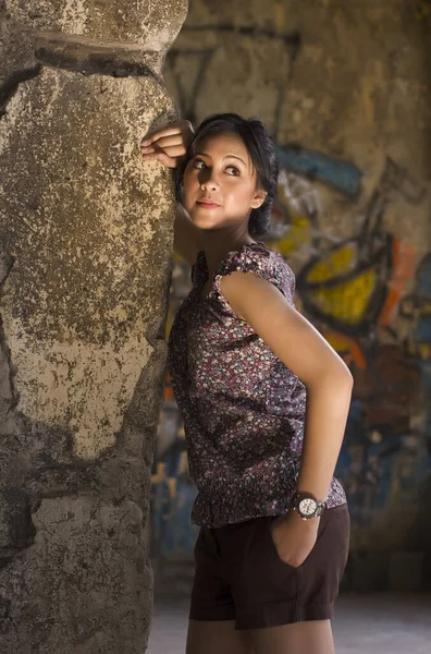 건물에 아름다운 아시아 여인의 — 스톡 사진