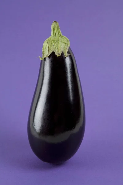 Pop Minimal Stillleben Fotografie Aubergine Mit Augen Puppe Isoliert Auf — Stockfoto