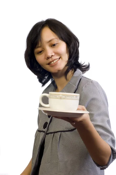 Güzel Asyalı Kadını Bir Fincan Kahve Içer Masada Oturur — Stok fotoğraf