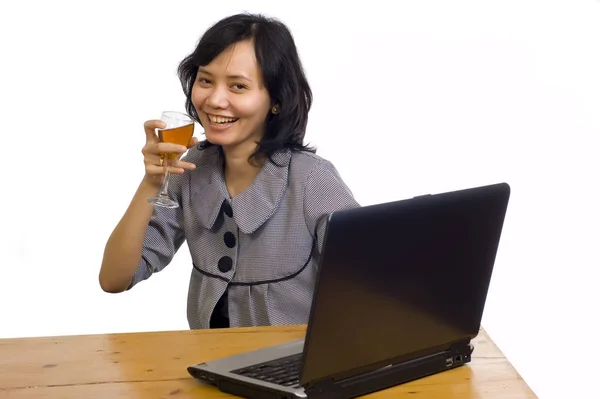 Schöne Asiatische Geschäftsfrau Feiert Ihren Erfolg Mit Wein Vor Ihrem — Stockfoto