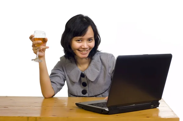Hermosa Mujer Negocios Asiática Celebrando Éxito Con Vino Delante Computadora —  Fotos de Stock