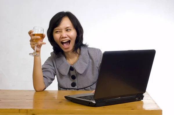 Hermosa Mujer Negocios Asiática Celebrando Éxito Con Vino Delante Computadora —  Fotos de Stock