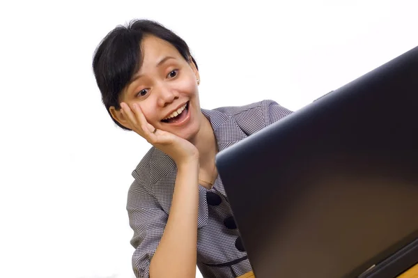 Asiático Mulher Negócios Sorriso Usando Laptop Fundo Branco — Fotografia de Stock