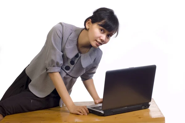 Asyalı Kadını Gülümser Beyaz Arka Planda Dizüstü Bilgisayar Kullanır — Stok fotoğraf
