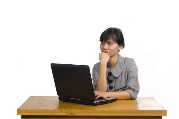 白い背景にラップトップを使用して美しいアジアのビジネス女性のストレス — ストック写真
