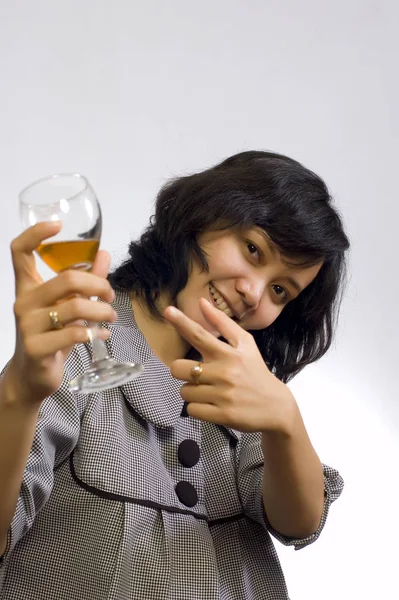 Jovem Bela Mulher Negócios Asiática Celebrando Seu Sucesso Com Vinho — Fotografia de Stock