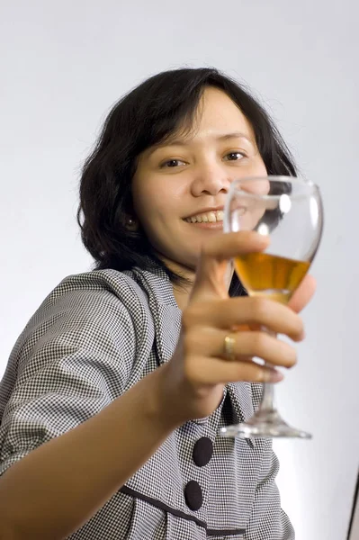 Młoda Piękna Azjatycka Kobieta Biznesu Świętuje Swój Sukces Winem Usiąść — Zdjęcie stockowe