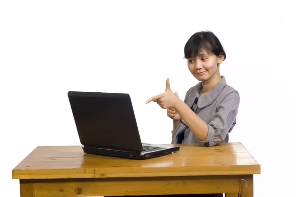 Asiático Mulher Negócios Sorriso Usando Laptop Fundo Branco — Fotografia de Stock