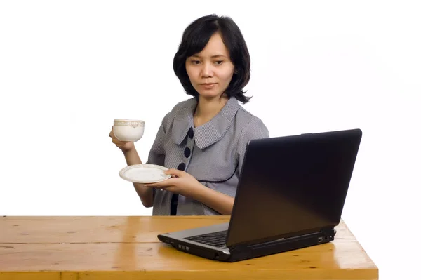 Güzel Asyalı Kadını Beyaz Arka Planda Çalışırken Bir Fincan Kahve — Stok fotoğraf
