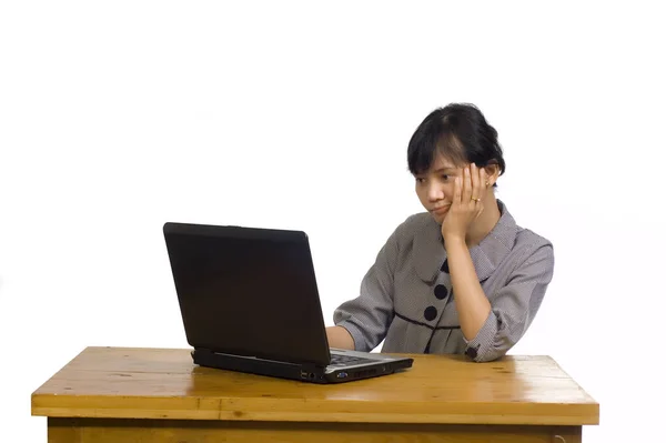 Hübsch Asiatisch Unternehmerin Looking Ernst Bei Sie Laptop Auf Weiß — Stockfoto