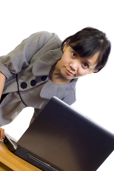 Hübsch Asiatisch Unternehmerin Looking Ernst Bei Sie Laptop Auf Weiß — Stockfoto