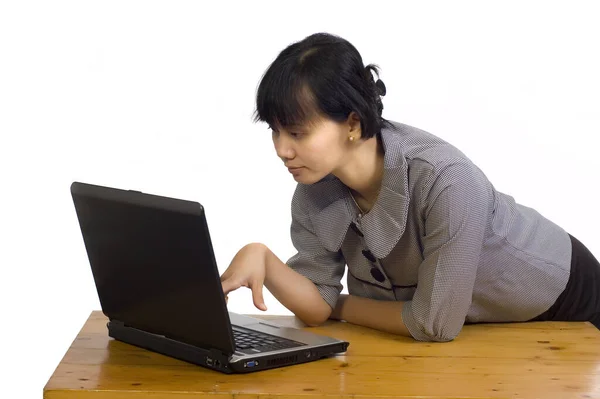 Hübsch Asiatisch Unternehmerin Looking Ernst Bei Sie Laptop Auf Weiß — Stockfoto