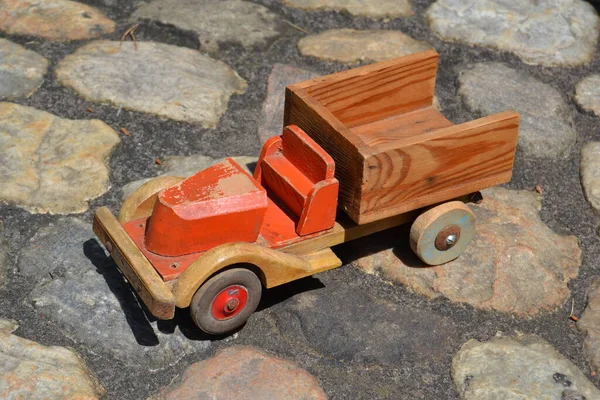 Altes Spielzeugauto Auf Der Straße — Stockfoto