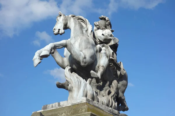 Άγαλμα Ιππασίας Μπροστά Από Λούβρο Στο Παρίσι — Φωτογραφία Αρχείου