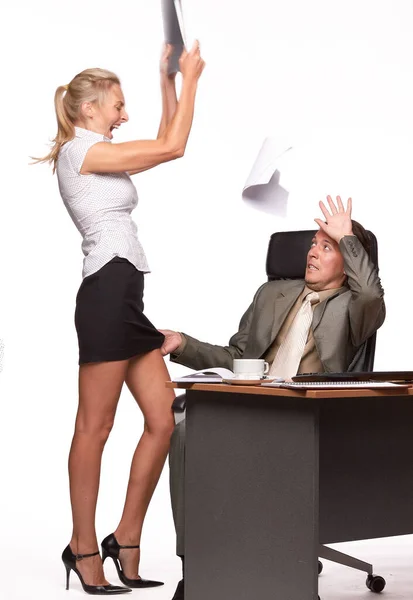 職場でのセクハラ オフィスに座っているビジネスマンは女性同僚の体に触れ — ストック写真