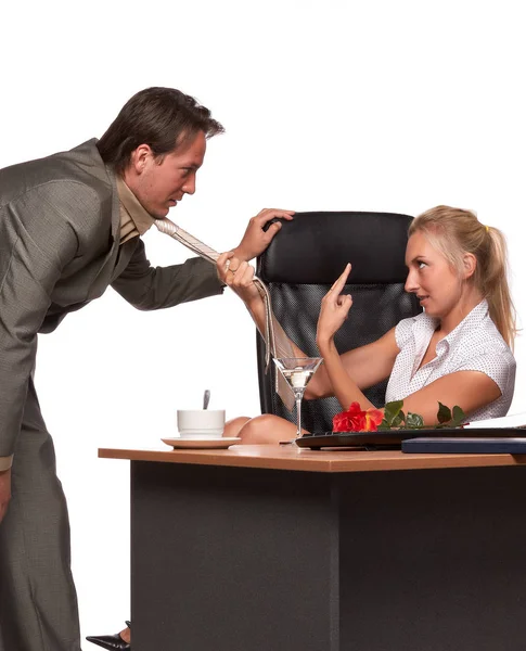 Sexuelle Belästigung Hübsche Geschäftsfrau Zieht Die Angestellte Für Ihre Krawatte — Stockfoto