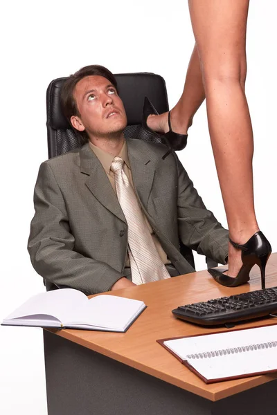 セクシャルハラスメント 白い背景にビジネスマンの前にデスクトップ上に立つセクシーな女性 — ストック写真