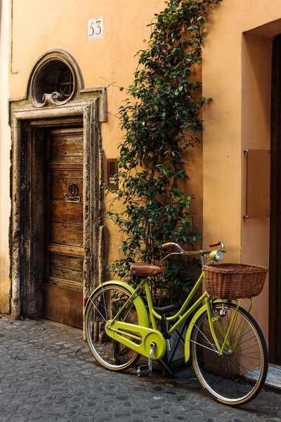 Old Street Trastevere Rome Italy Stylish Bycice Parked Front Shop — Stock Photo, Image