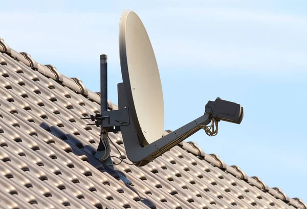 Antena Parabólica Techo Una Casa — Foto de Stock