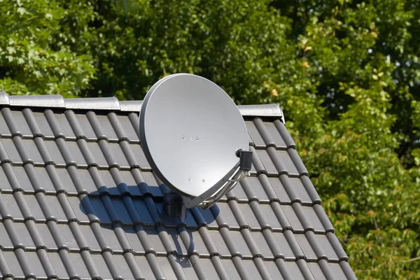 Satellitenschüssel Auf Dem Dach Eines Hauses — Stockfoto