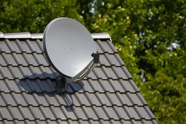 家の屋根の上の衛星料理 — ストック写真