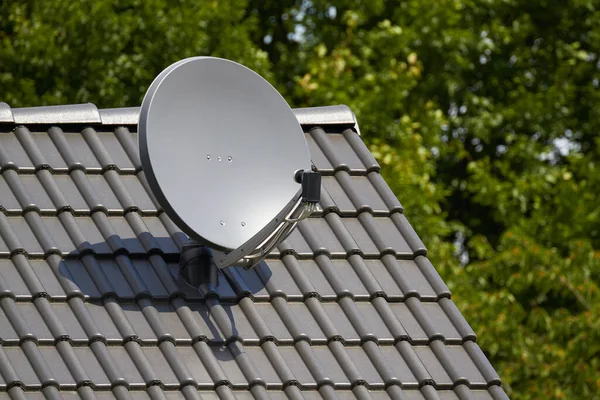 Antena Parabólica Techo Una Casa — Foto de Stock