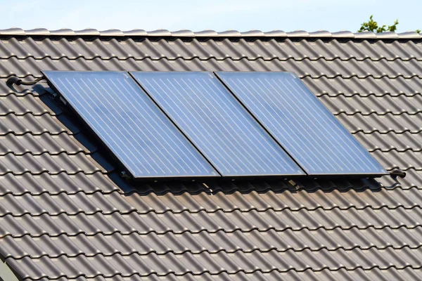 Ein Sonnenkollektor Auf Dem Dach Erzeugt Warmes Wasser Für Eine — Stockfoto