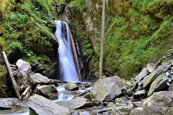 Hermosa Cascada Sobre Fondo Naturaleza —  Fotos de Stock