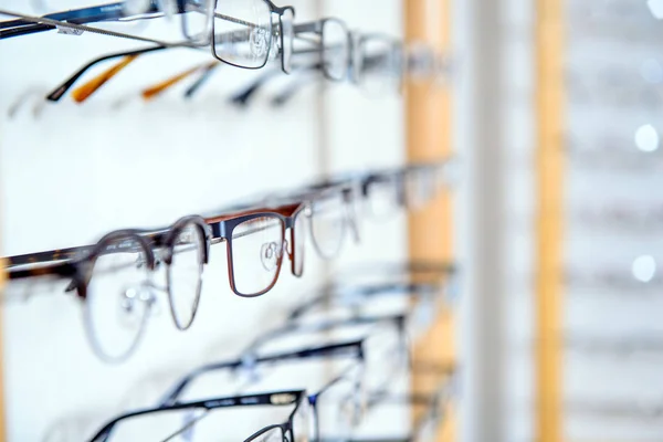 Obchodě Optiky Brýle Prodej Polici Zdi — Stock fotografie