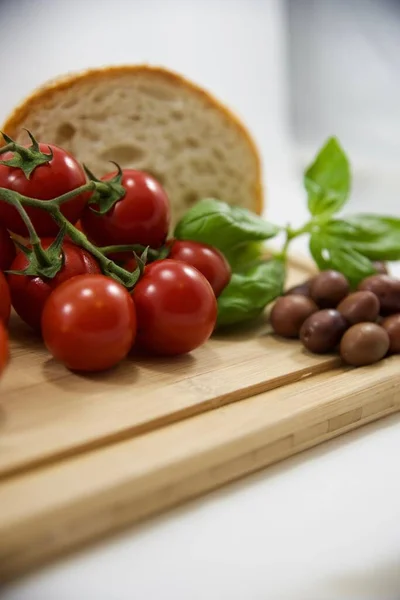 Tomates Albahaca Aceitunas Pan Sabroso Almuerzo Mediterráneo — Foto de Stock