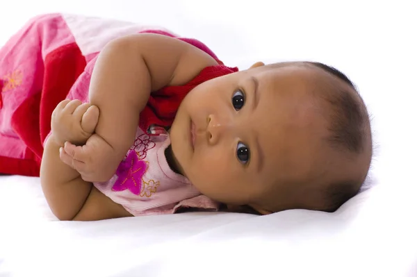 Menina Bonito Bebê Deitado Fundo Branco — Fotografia de Stock