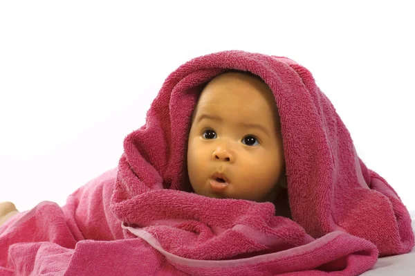 Bebê Bonito Toalha Fundo Branco — Fotografia de Stock