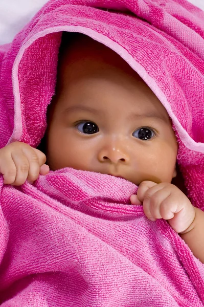Bambino Carino Nell Asciugamano Sfondo Bianco — Foto Stock