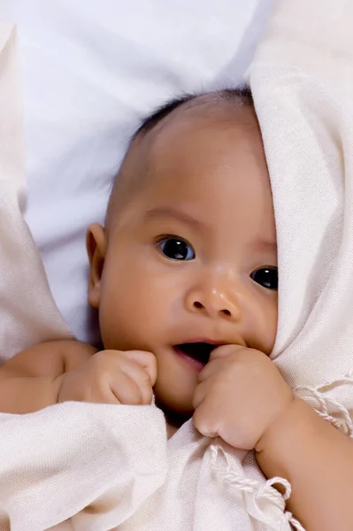 かわいいです赤ん坊女の子でザ毛布 — ストック写真