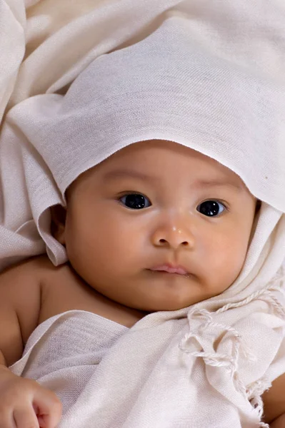 かわいいです赤ん坊女の子でザ毛布 — ストック写真
