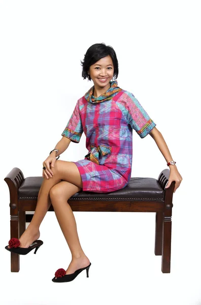 美しいアジアのモデルは スタジオで椅子に座って 新鮮に見える — ストック写真