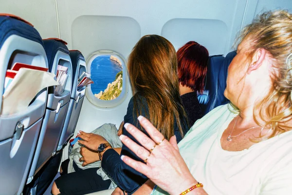 Interior Moderno Avión Pasajeros Durante Enfoque Carga Aeropuerto Una Isla — Foto de Stock