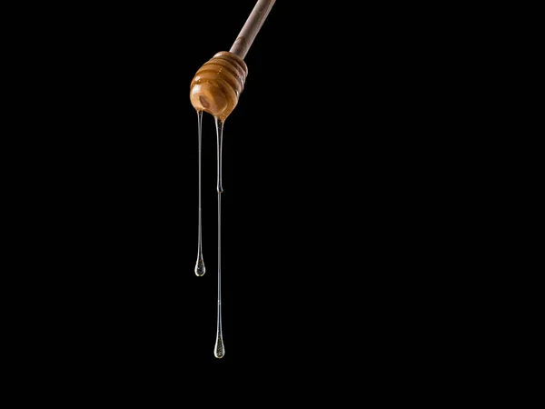 Biologische Honing Stromen Van Beer Geïsoleerd Zwart Kopieer Ruimte Stick — Stockfoto