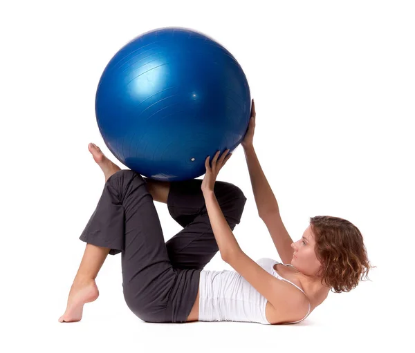 Jonge Mooie Vrouw Met Gymnastiek Bal Een Witte Achtergrond — Stockfoto