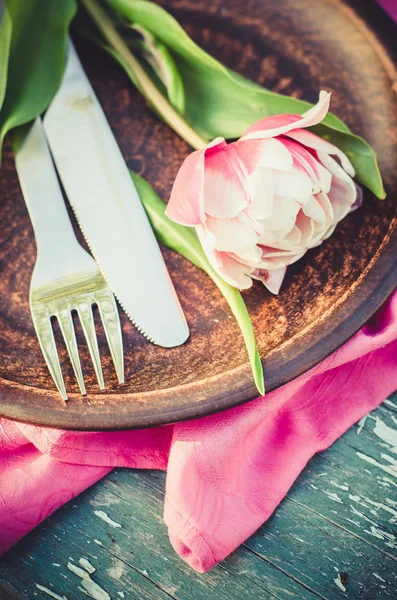 Configuração Mesa Festiva Com Tulipas Cor Rosa Conjunto Mesa Férias — Fotografia de Stock